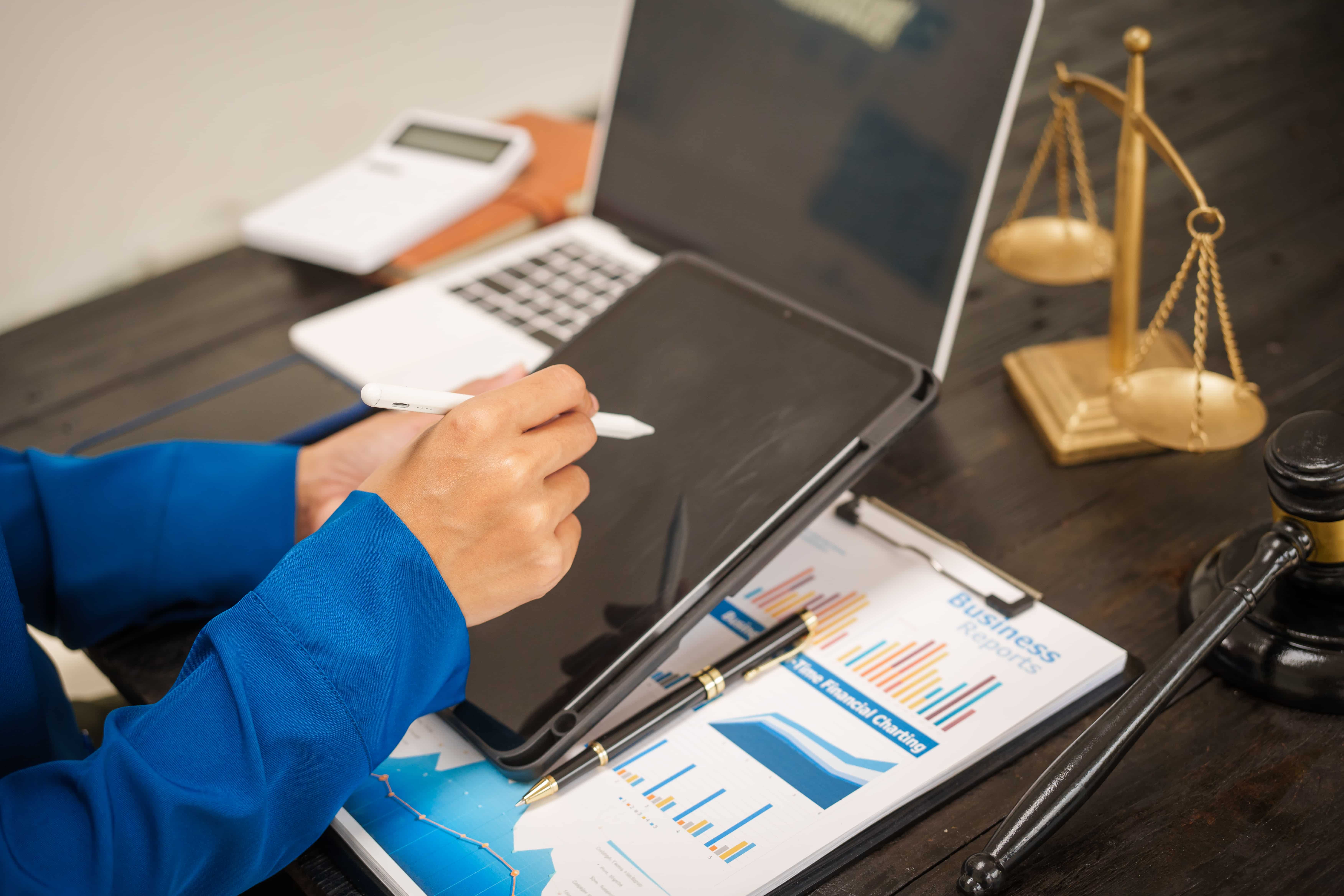 Asesor legal atendiendo a una persona en oficina, destacando asesoría legal barata en Madrid y confianza.