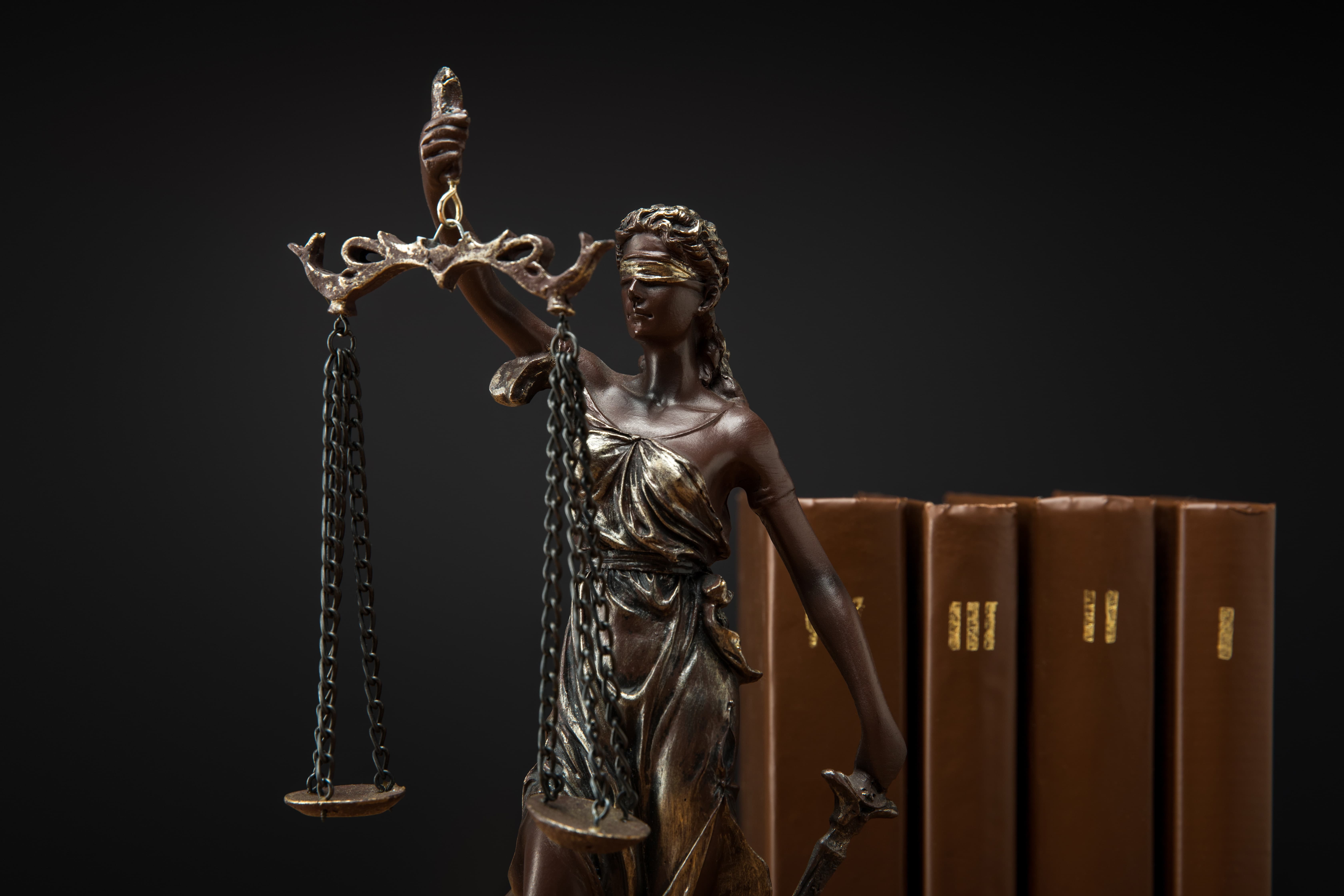 Persona buscando en portátil recomendaciones para encontrar abogados asequibles en Madrid, ambiente profesional.